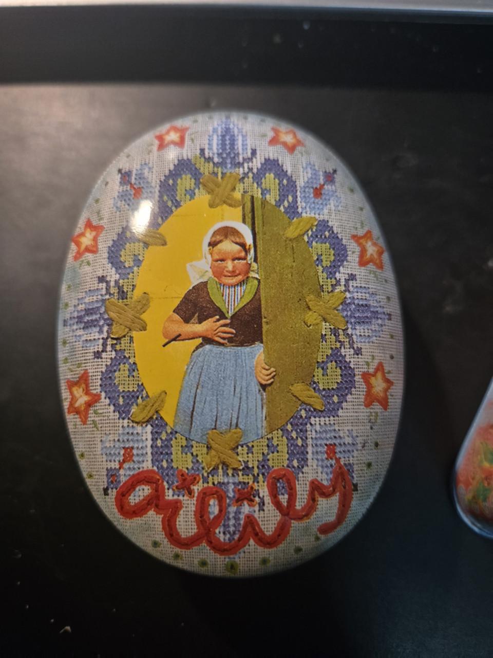 Twee kleurrijke blikken van het merk Oilily