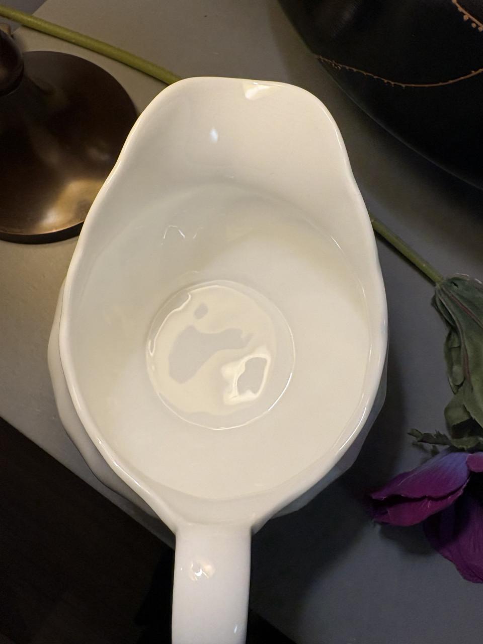 Roomwitte sauskom van Wedgwood.