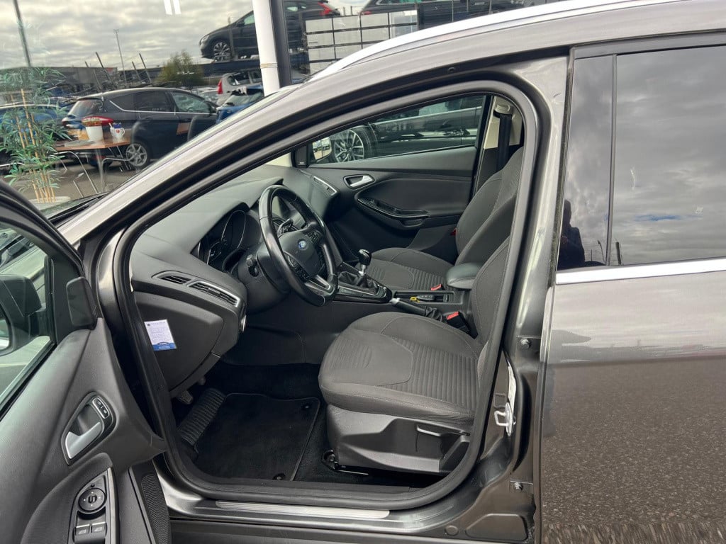 Ford Focus 1.0 ecoboost 125pk titanium , trekhaak , prijs incl nieuwe distr