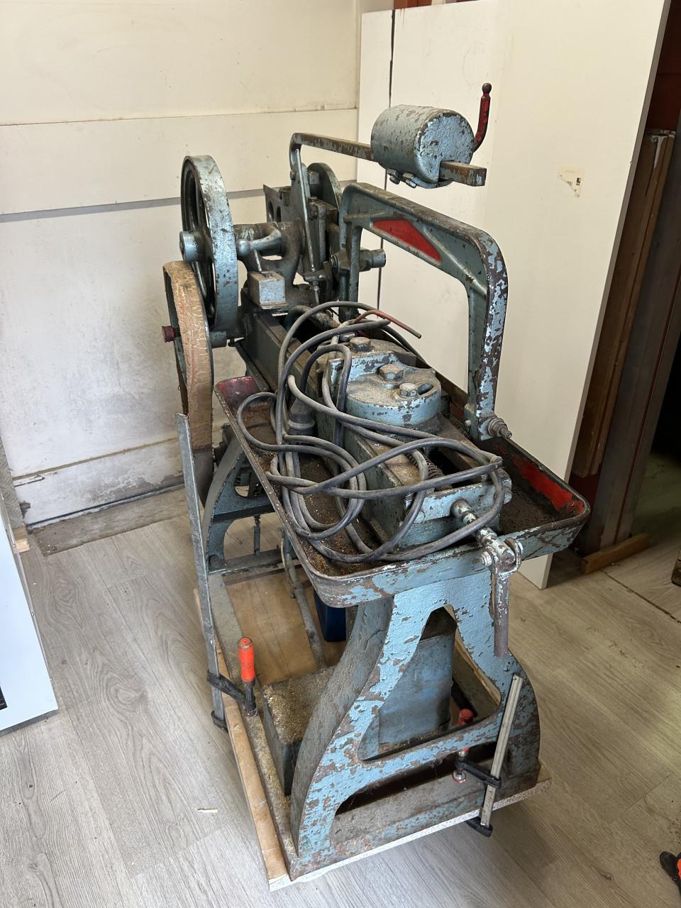 Metaal beugelzaagmachine