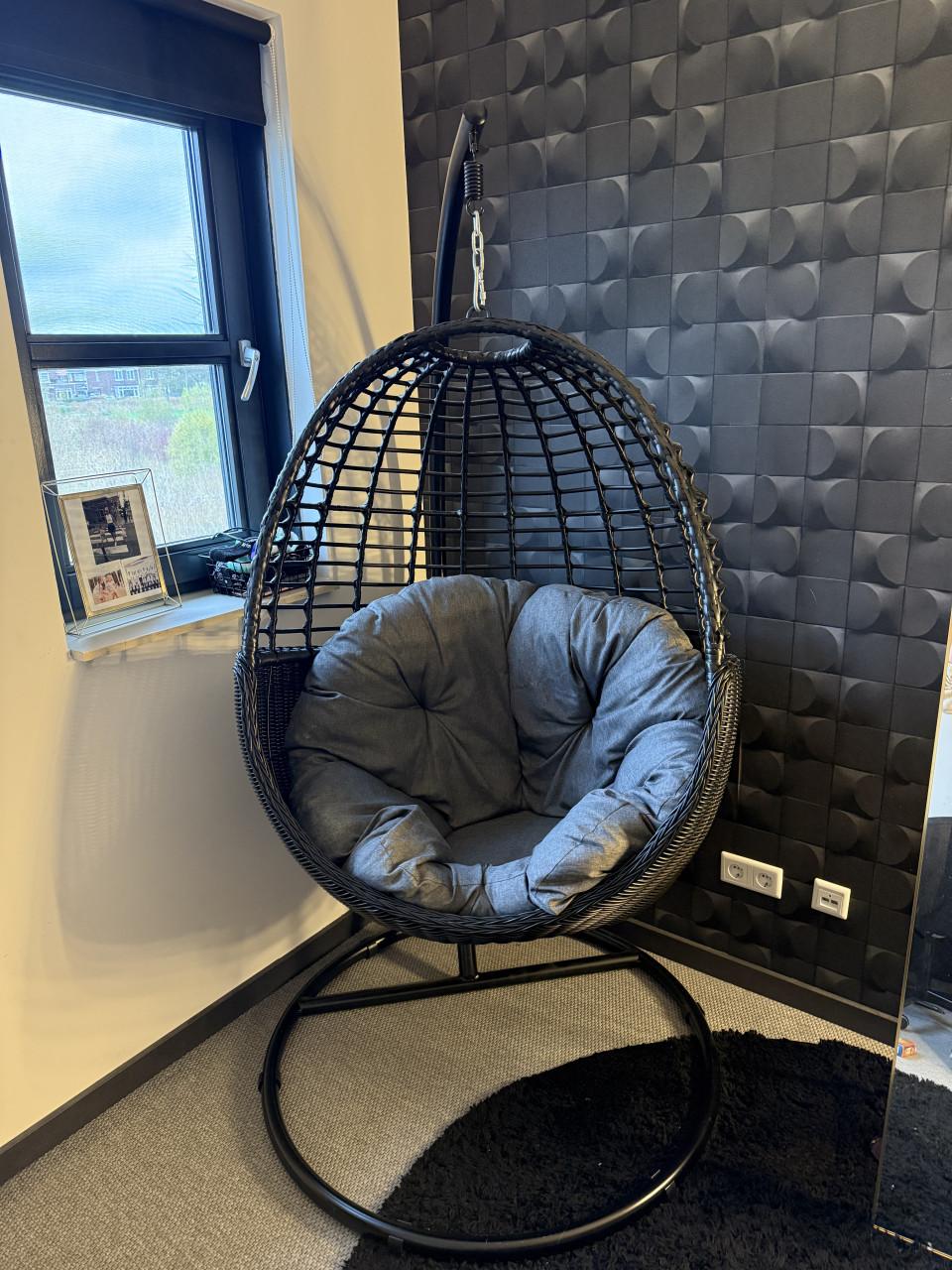 Manifesto Rovio hangstoel mat zwart antraciet binnen of buiten