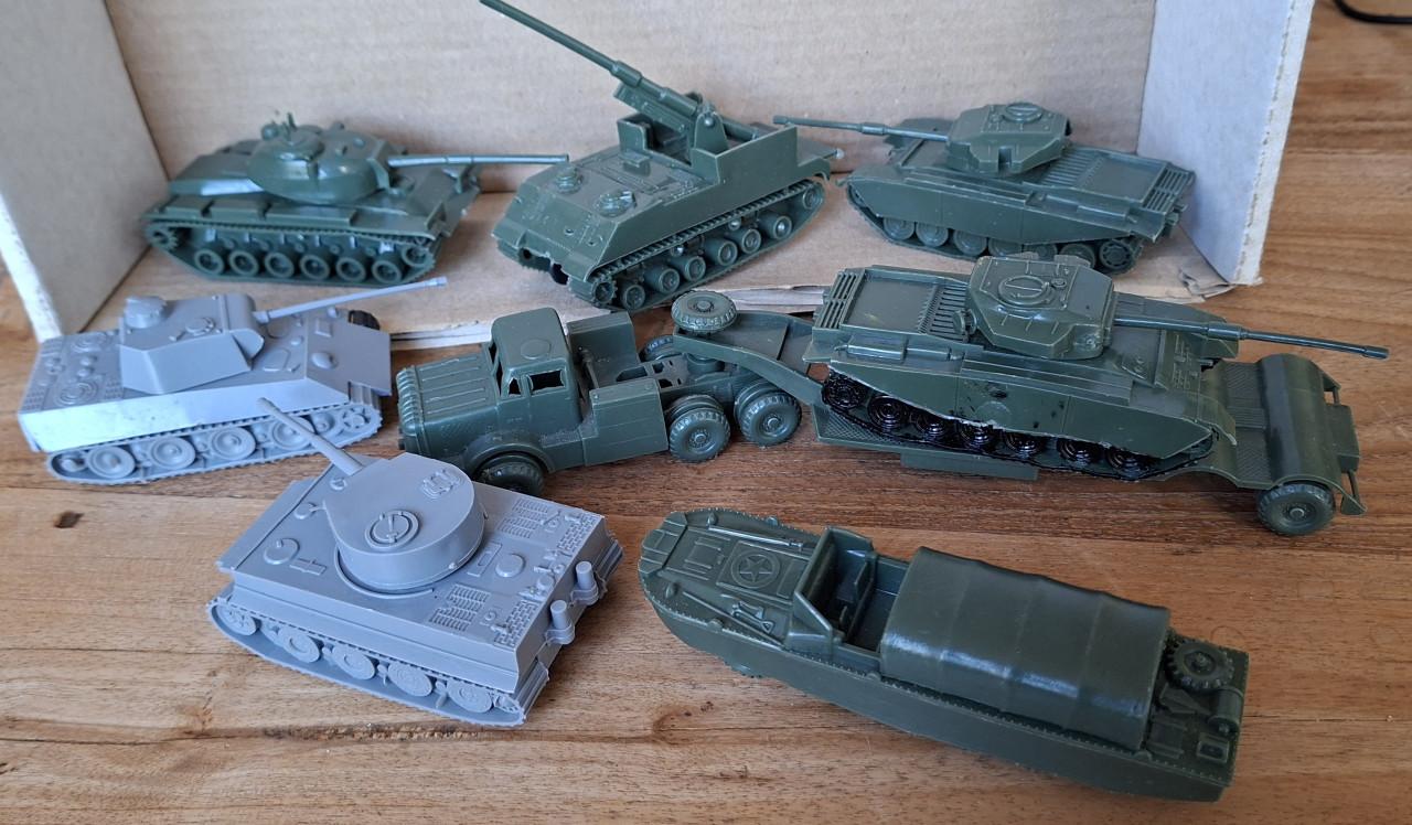 Airfix plastic tanks, legervoertuigen en soldaatjes