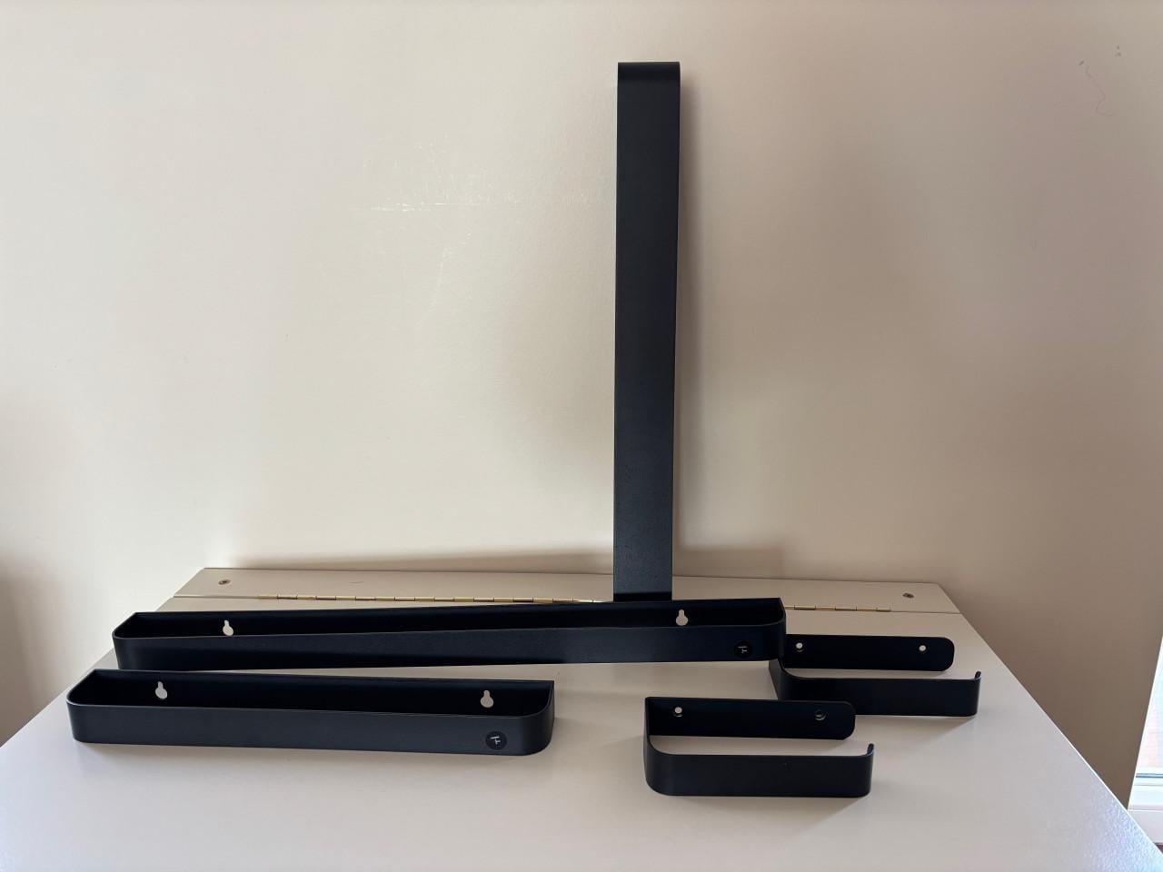 Badkamer accessoires zwart metalen ophangsystemen