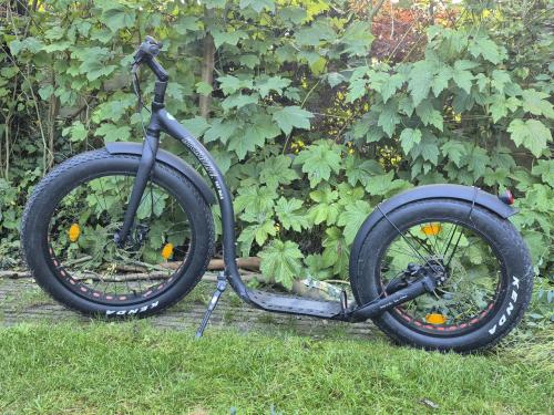 STOERE KICKBIKE FAT MAX MET DIKKE BANDEN.