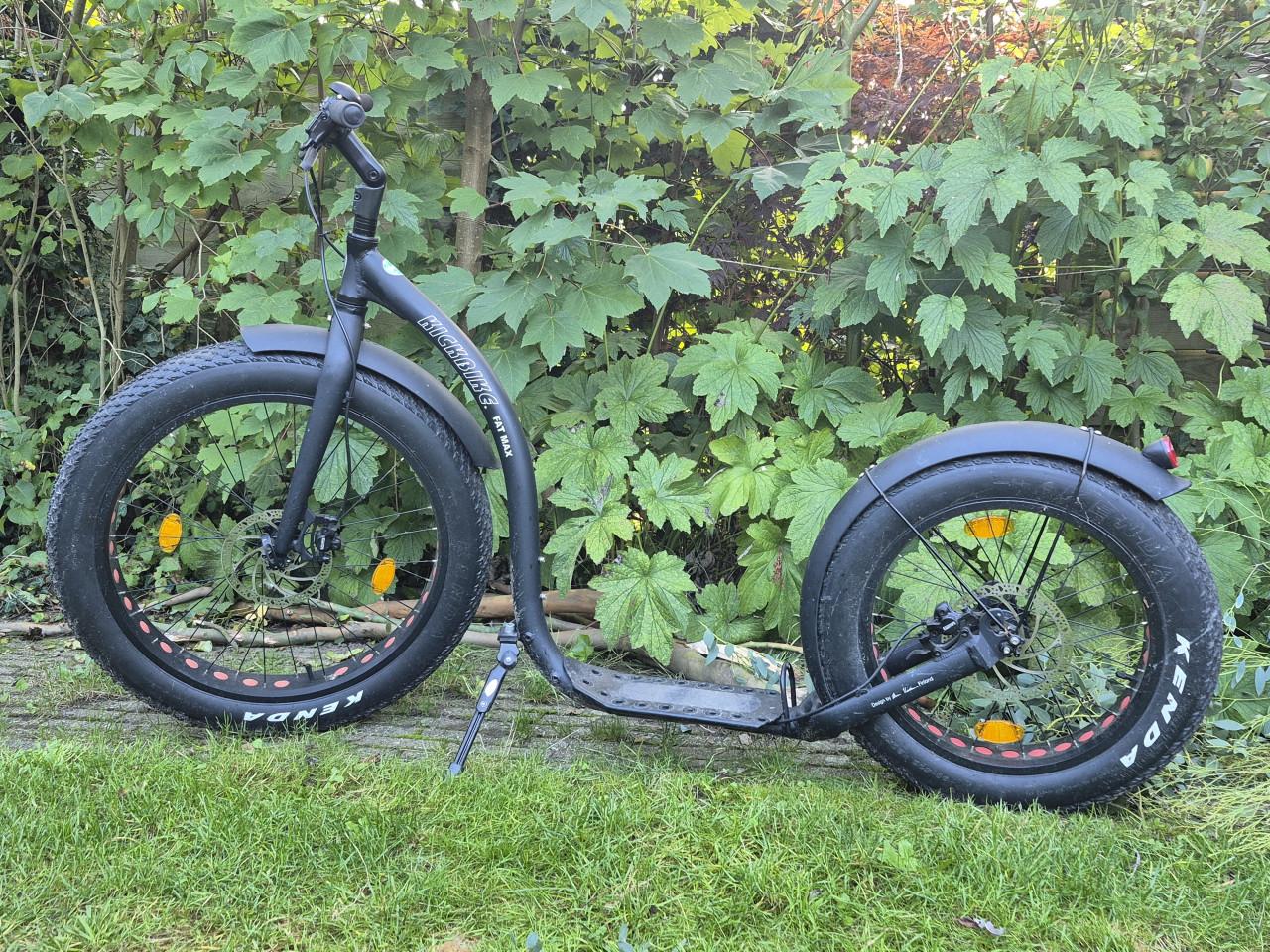 STOERE KICKBIKE FAT MAX MET DIKKE BANDEN.