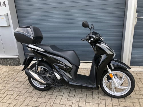Als nieuwe Honda SH150i ABS uit 2020, nog geen 1600 km!!, topkoffer €3700,-
