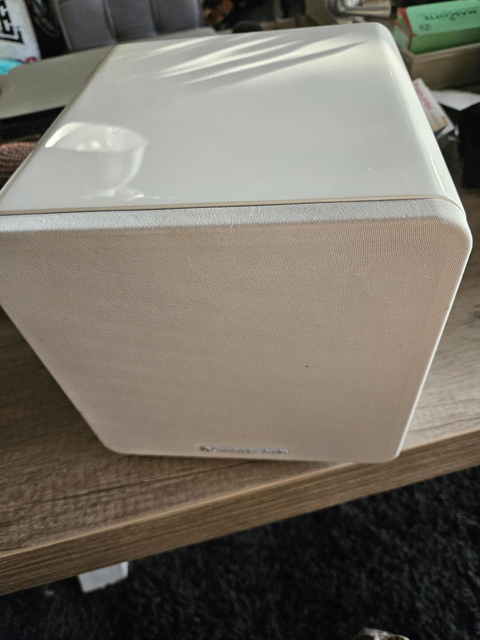 Mooie kleine, krachtige Cambridge Audio Minx X200 subwoofer...