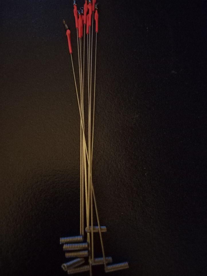 Nog wat verenstaal afhouders met rood of wit krimpkousje .