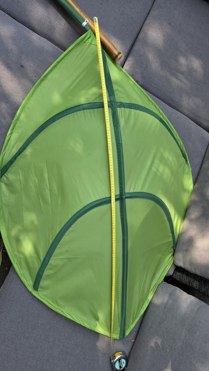 Unieke groene bladparasol op bamboestok