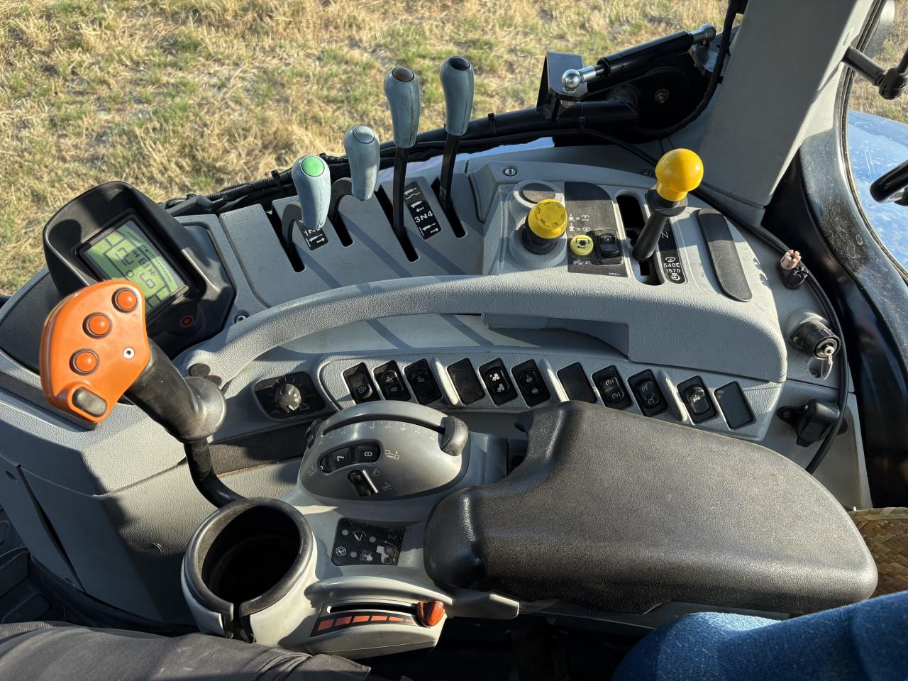 New Holland T7040