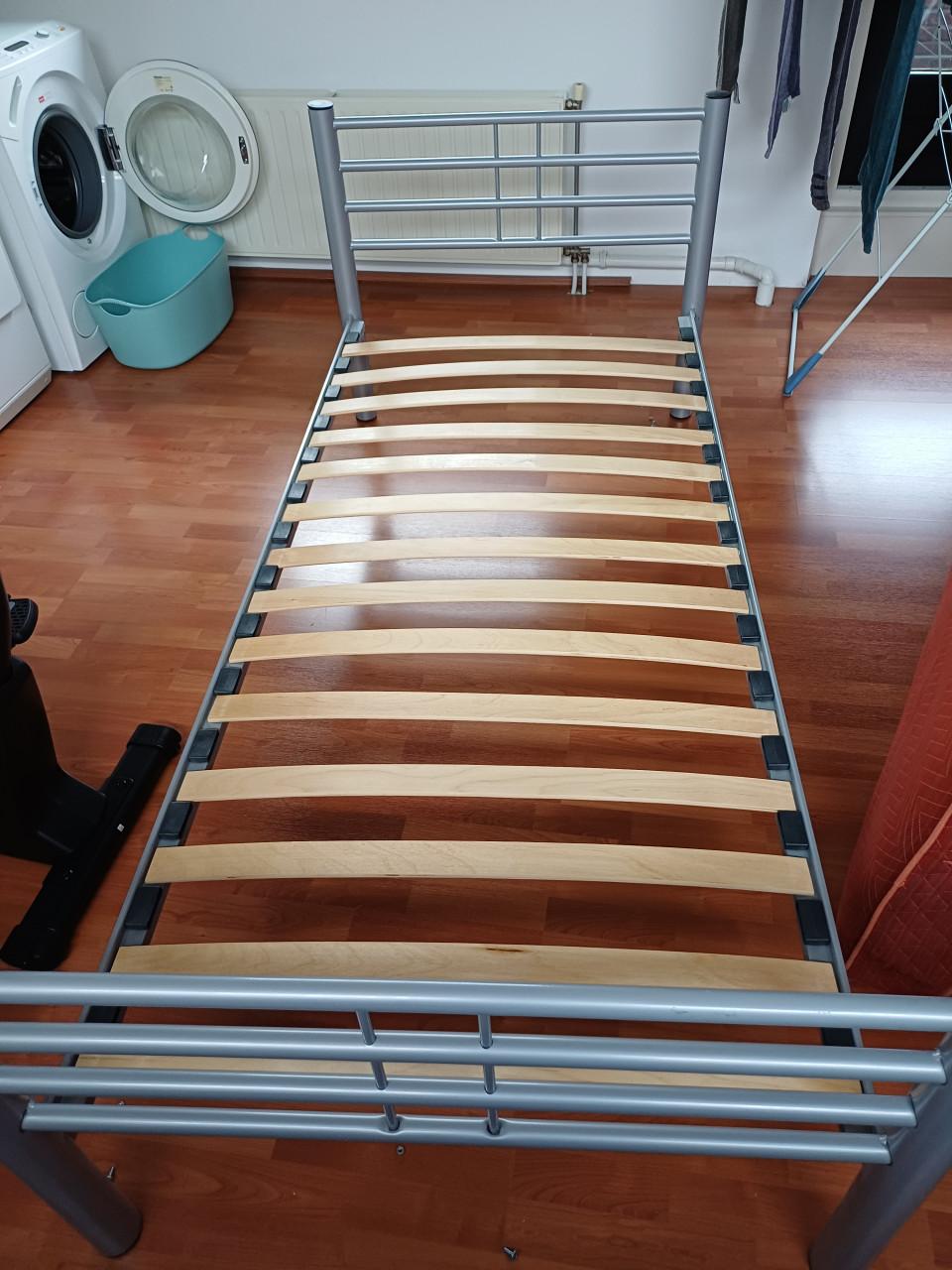 Stalen  BED   met planken bodem