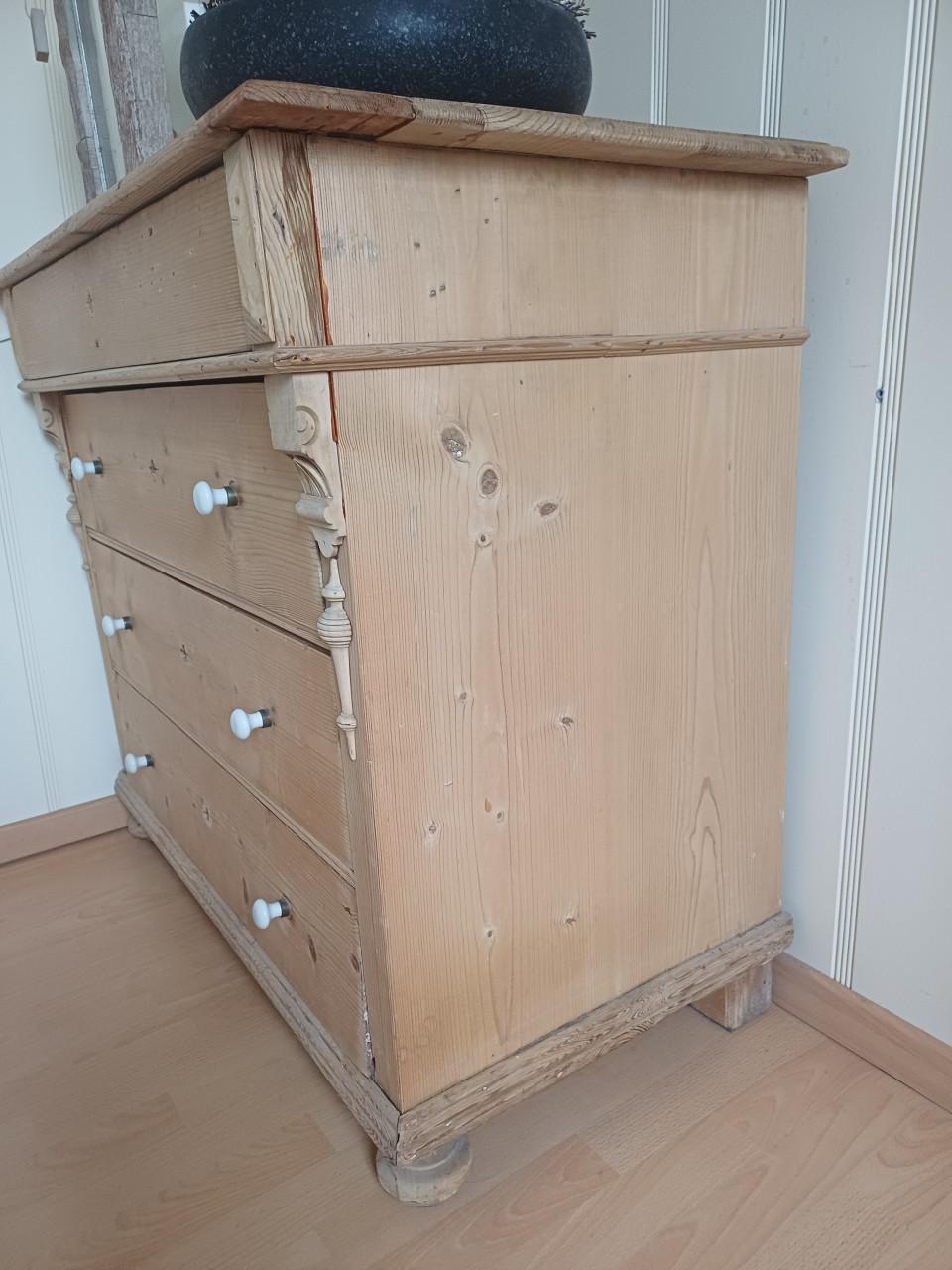 Antieke GRENEN LADEKAST met 4 laden met veel opbergruimte !