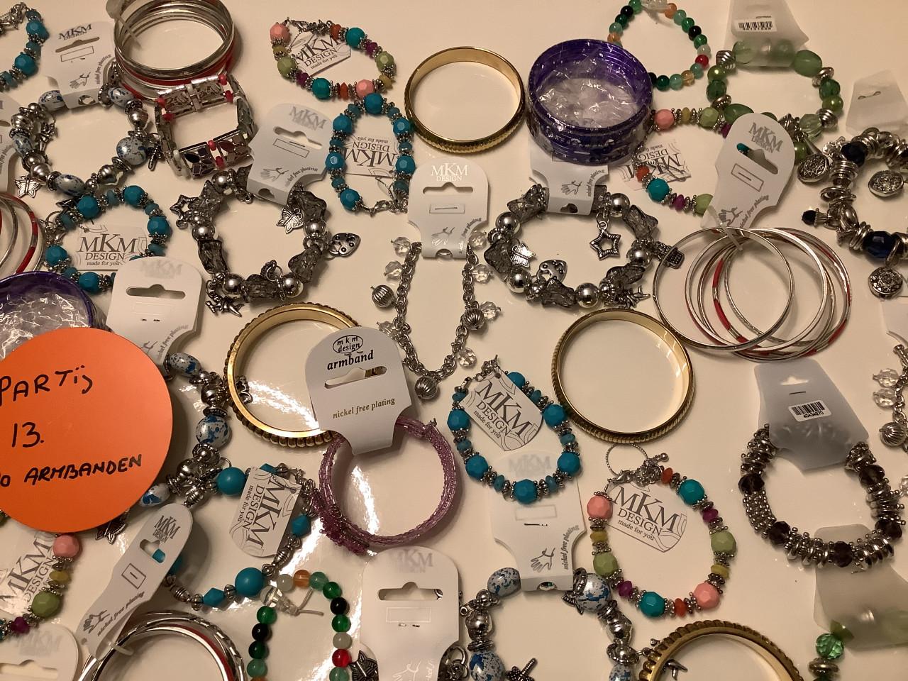 Partij mooie armbanden. ( partij 13)