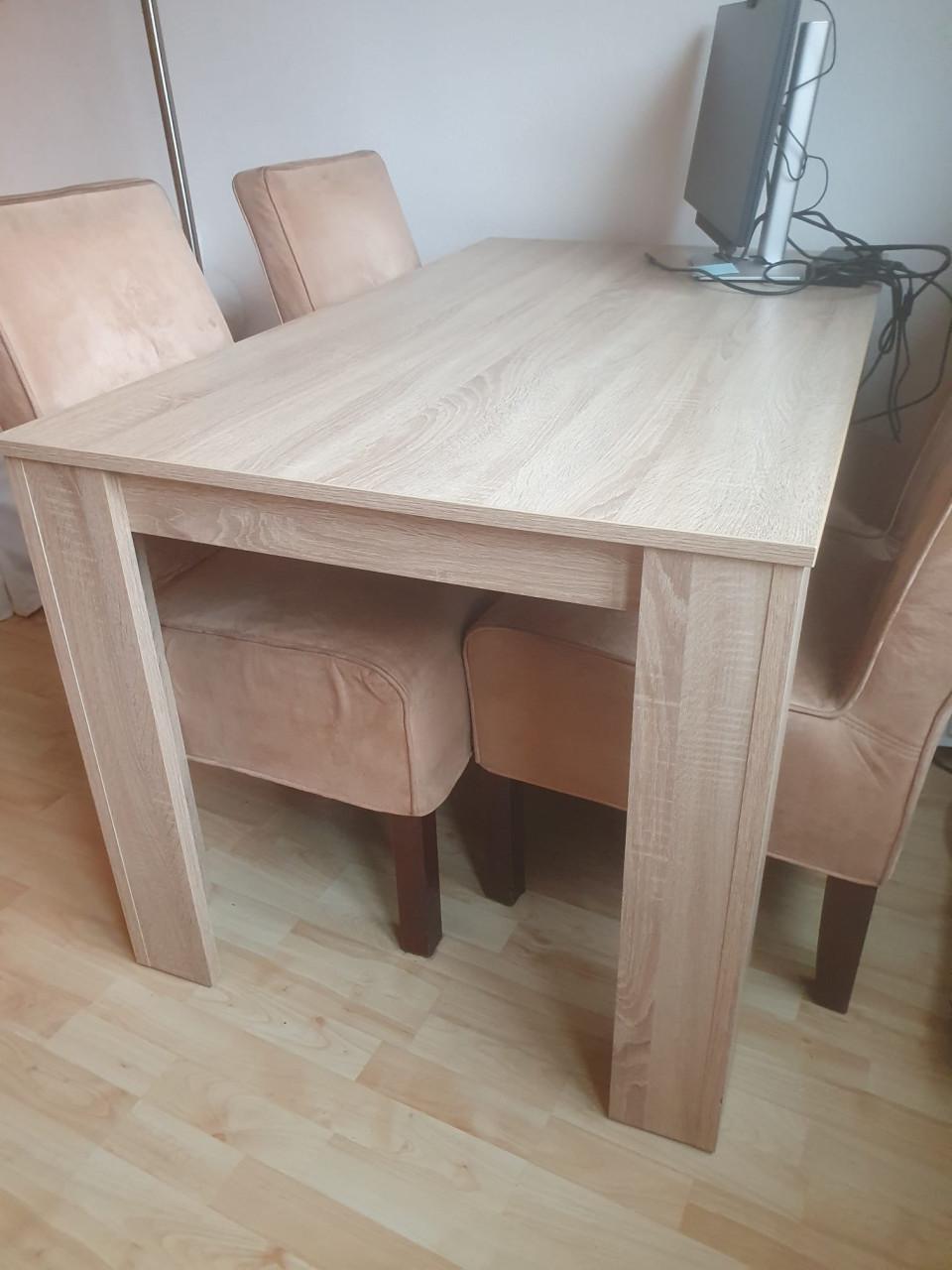 Lichtbruine tafel, 139 x 80cm met 4 stoelen