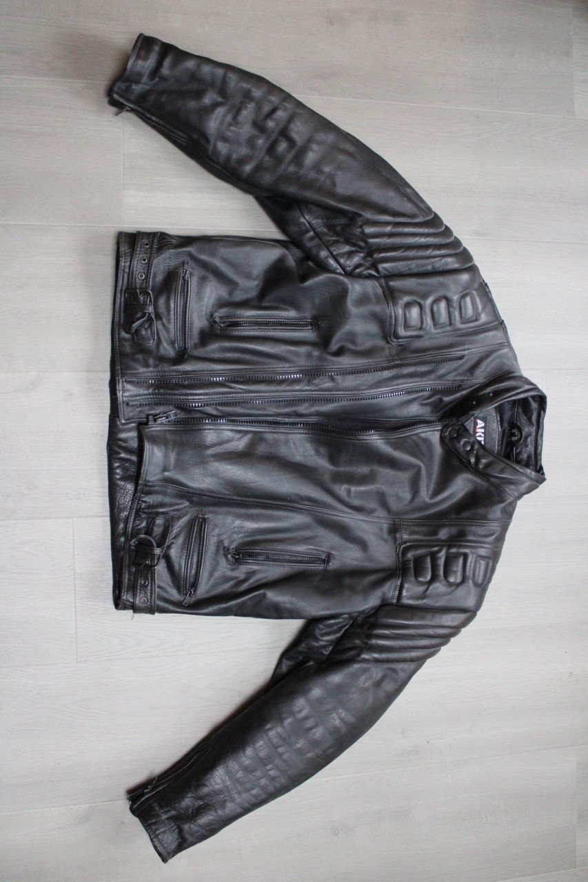 Lederen motorjas met broek en regenoverall maat 64