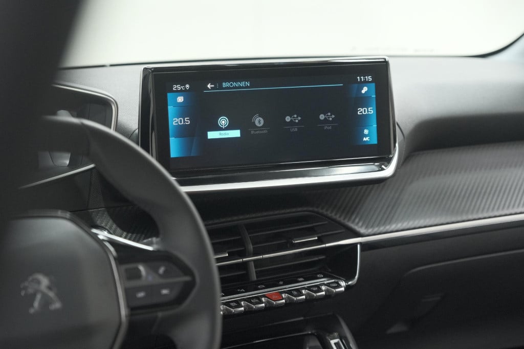 Peugeot 208 puretech 100 eat8 allure pack | camera | apple carplay | parkee
