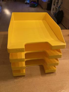 A4-toren met papierbakjes geel