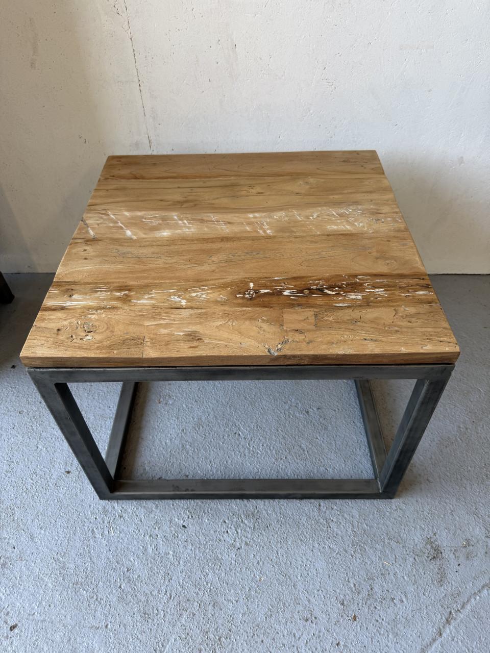 Stoere industriële salontafel – massief houten blad & stalen frame