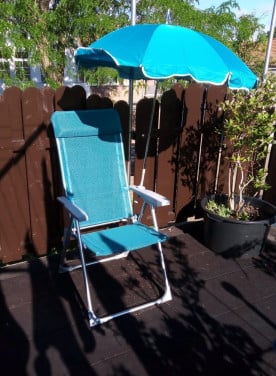 Strandstoel met parasol en ligbed  €10,- p. st.