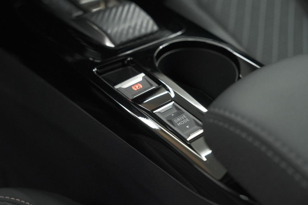 Peugeot E-2008 ev allure 54 kwh | 11 kw lader | warmtepomp | apple carplay 