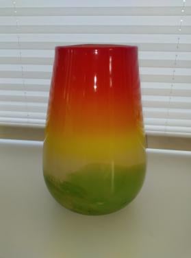 Gekleurde glazen vaas (met barst)
