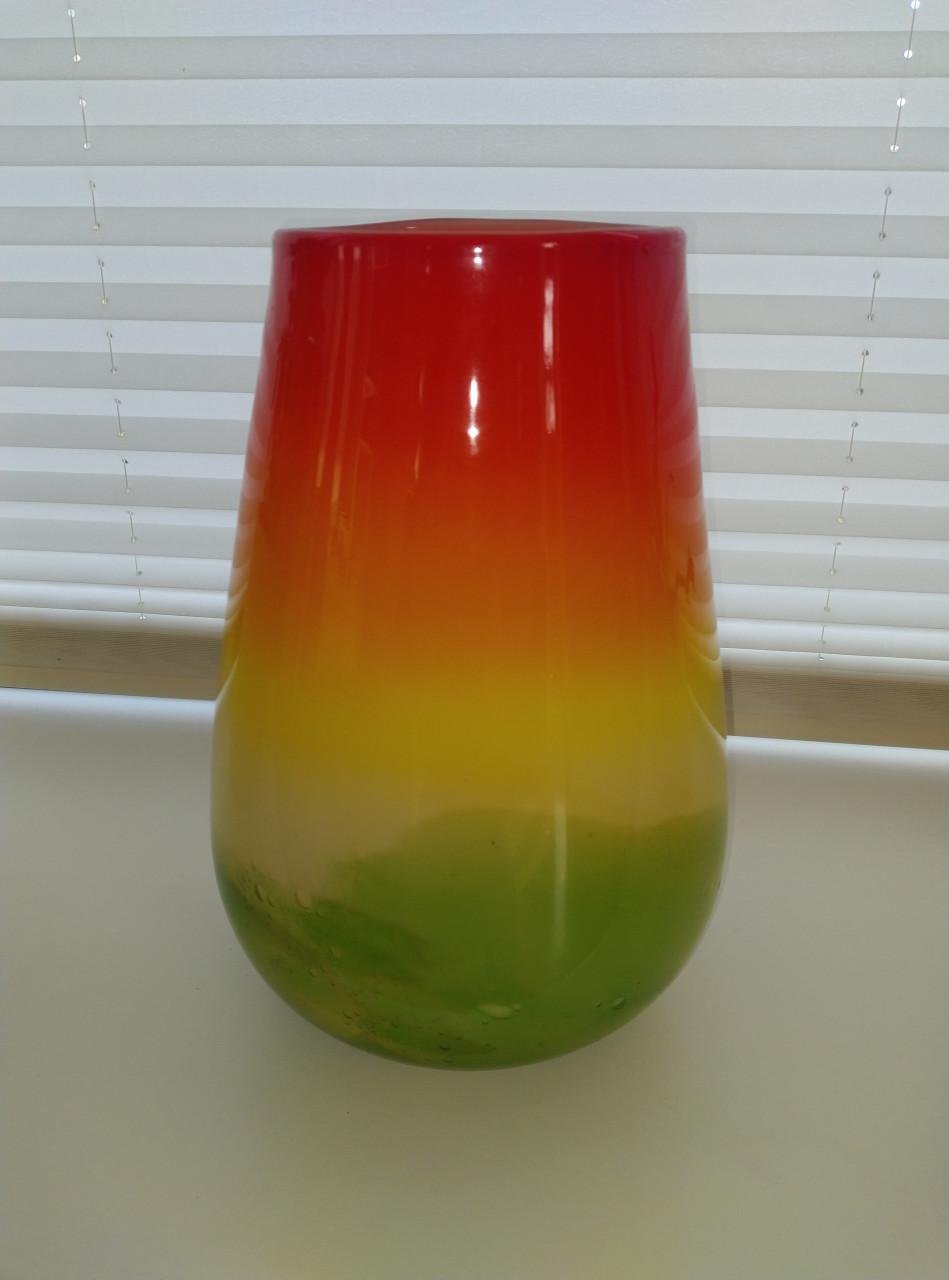 Gekleurde glazen vaas (met barst)