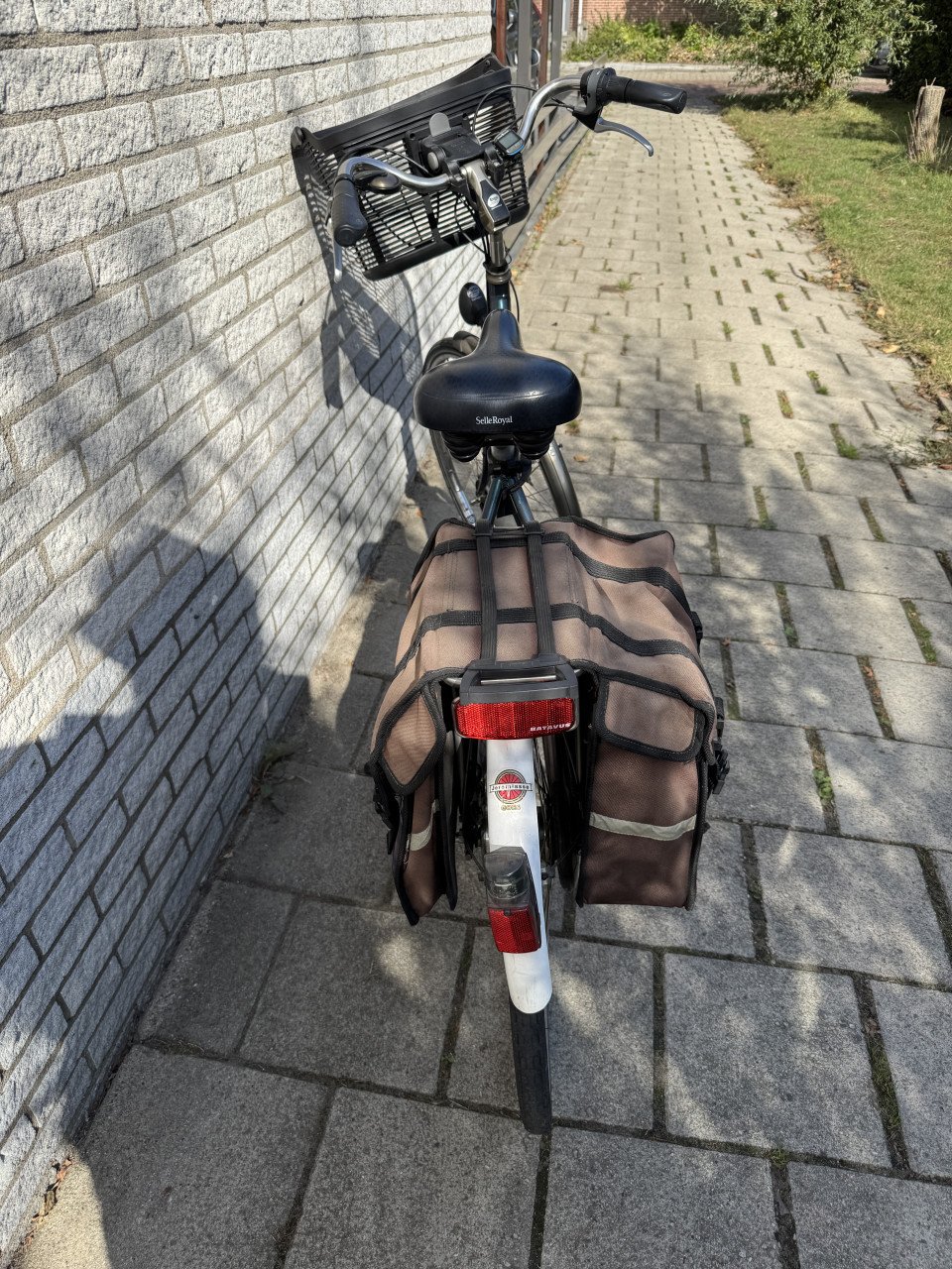 Dames fiets Bataves compleet met verlichting en voormandje en fietstassen