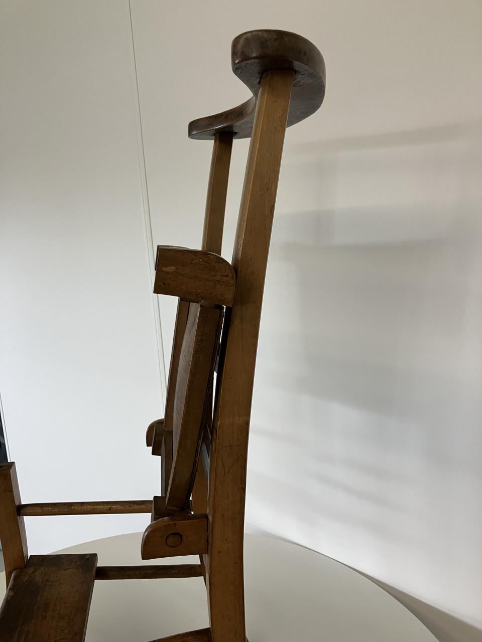 Oude, authentieke houten ladderback‑stoel