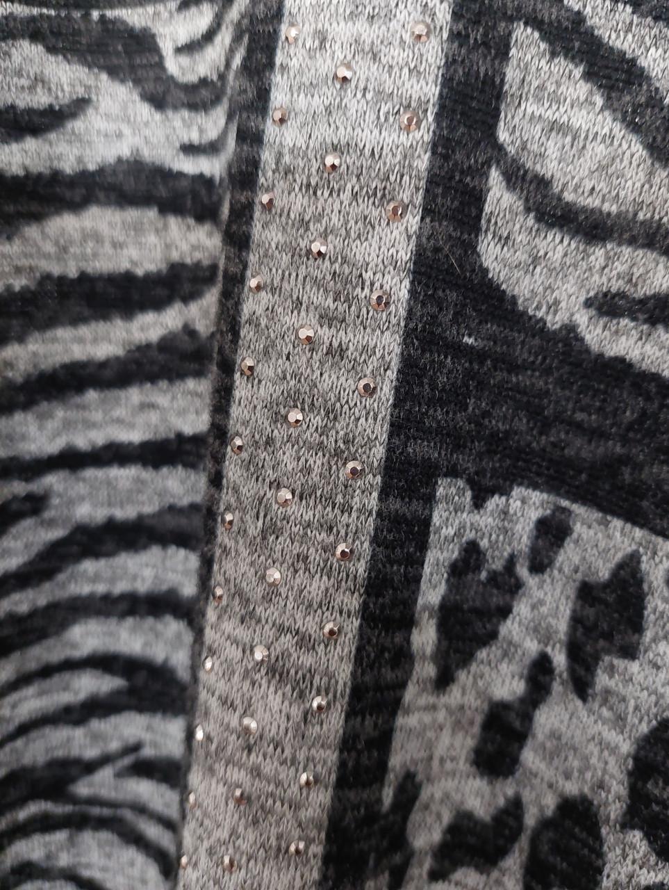 2 leuke damestruien mt M panter & roze