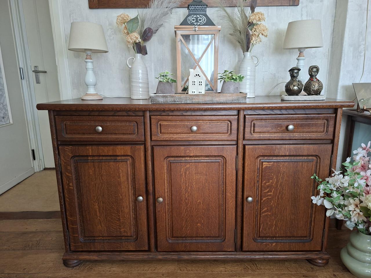 Vitrinekast, dressoir en spiegel gratis