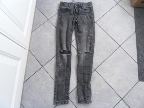 ZWARTEBROEK MET GATEN MAAT 152