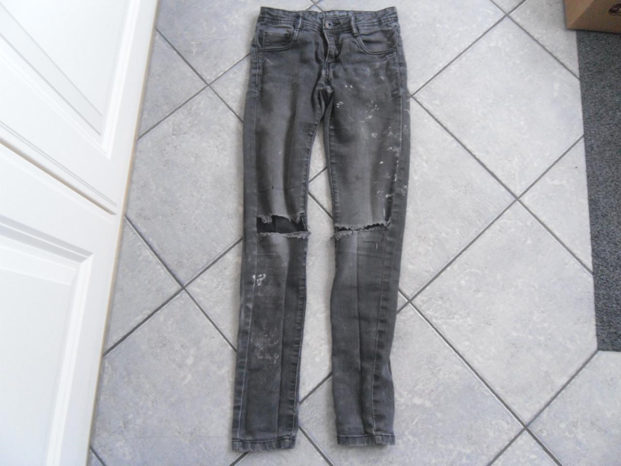 ZWARTEBROEK MET GATEN MAAT 152