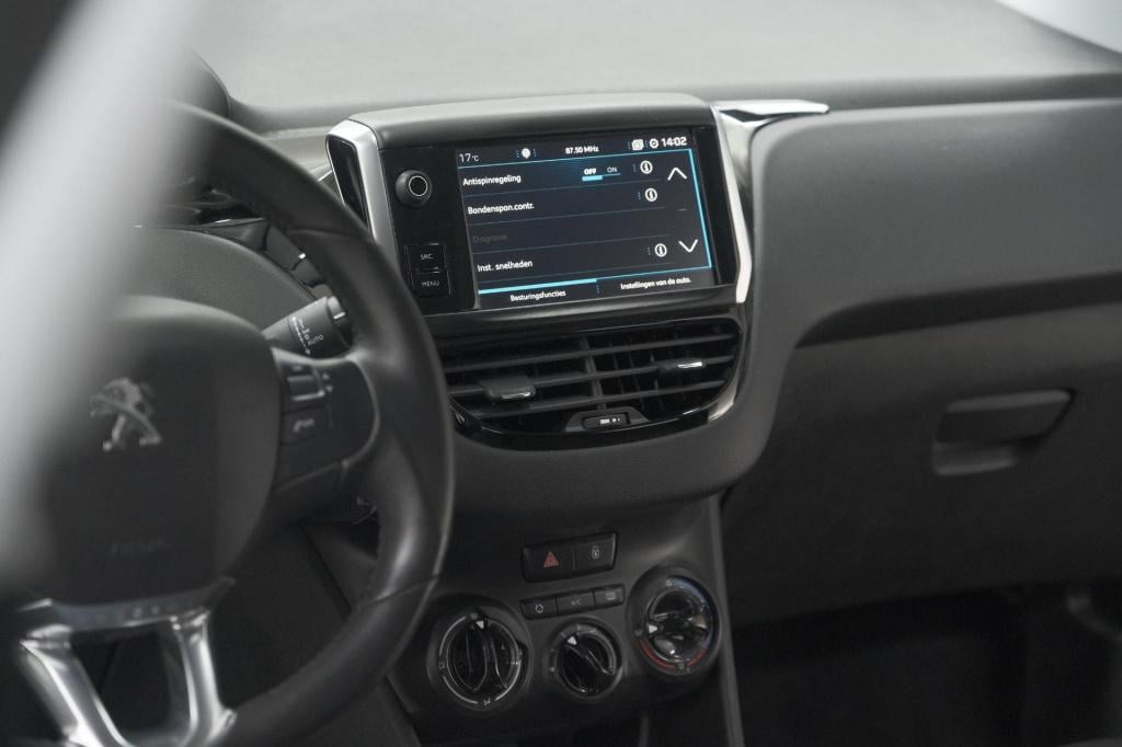 Peugeot 208 puretech 82 signature | allseason banden | navigatie | parkeers