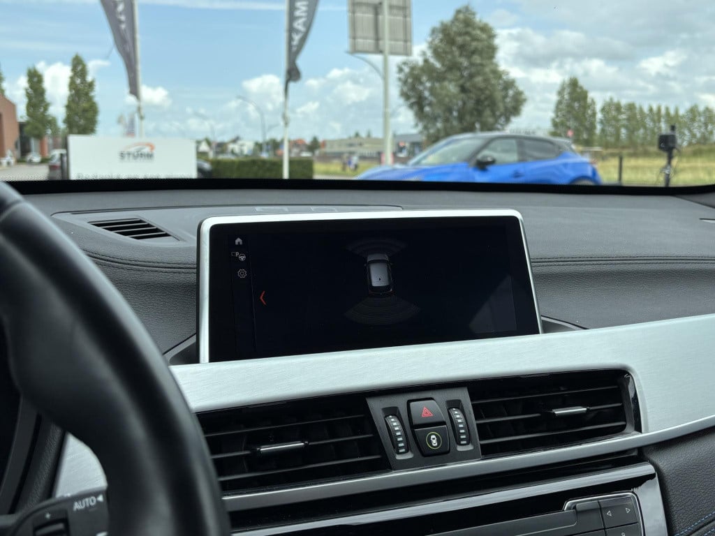 BMW X1 sdrive18i high executive m sport | trekhaak afneembaar | sportstoele