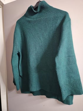 Groene trui met hoge col en lange mouwen. H&M Maat S