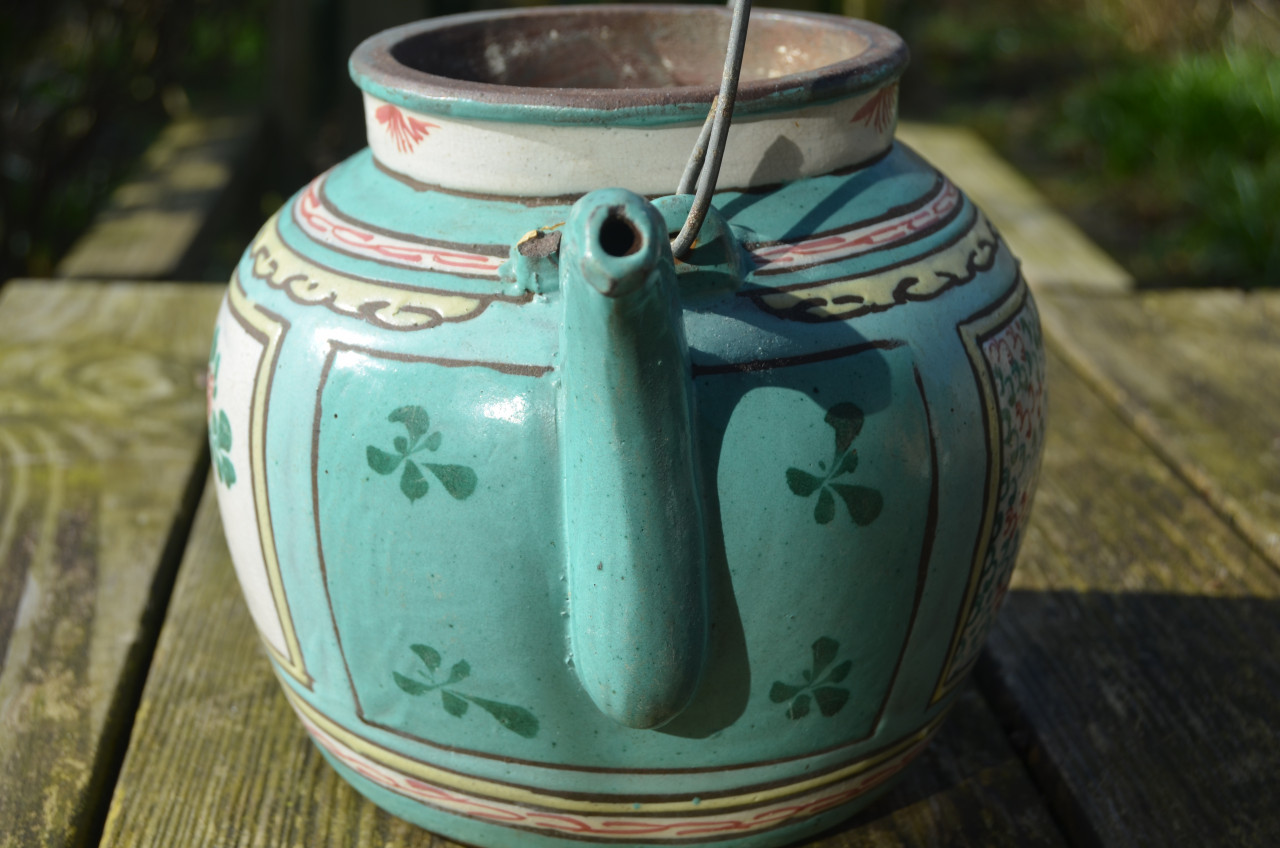 Chinese theepot, metaal met de een of andere sierlaag?