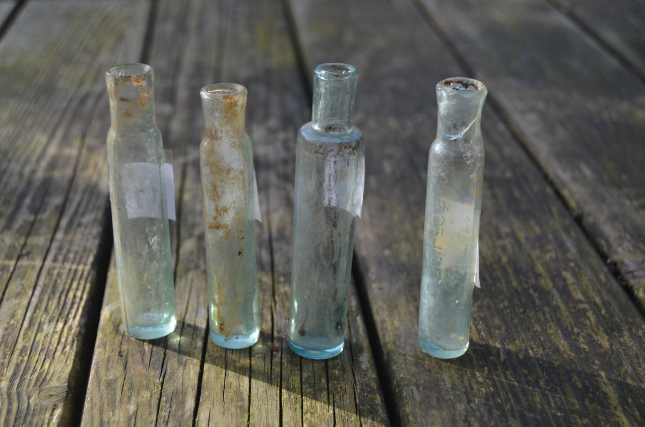 4 Kleine (olie?) flesjes bodemvondsten (1)