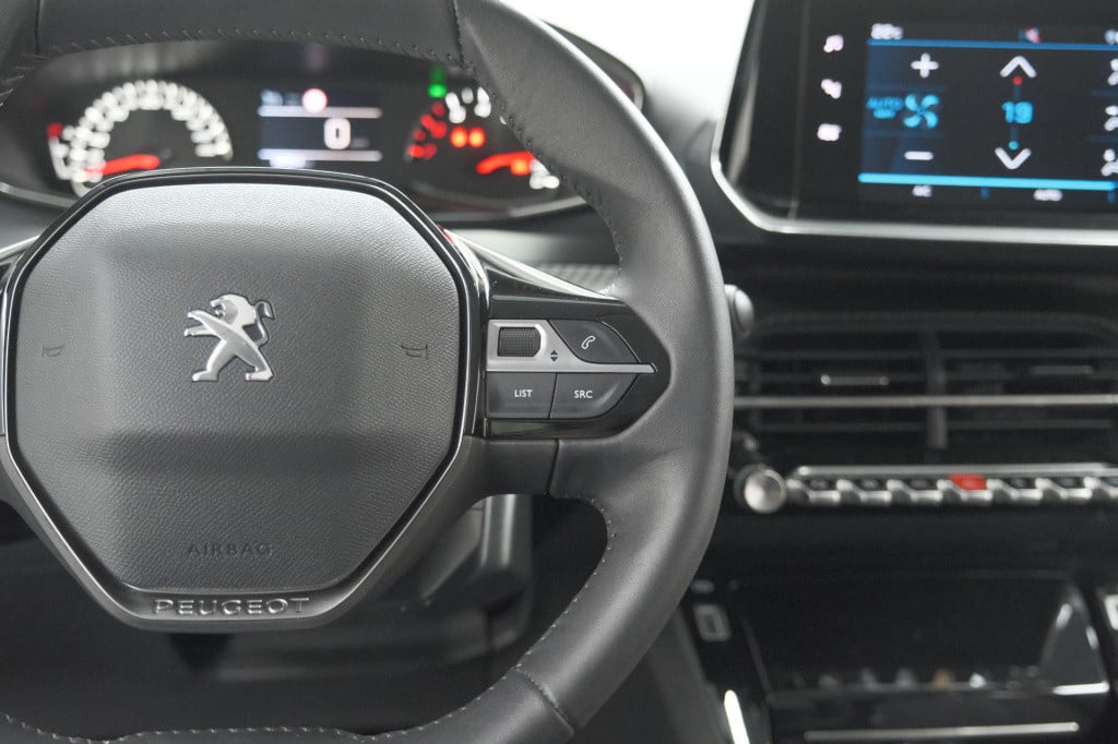 Peugeot 208 puretech 100 allure pack | camera | apple carplay | stoelverwar
