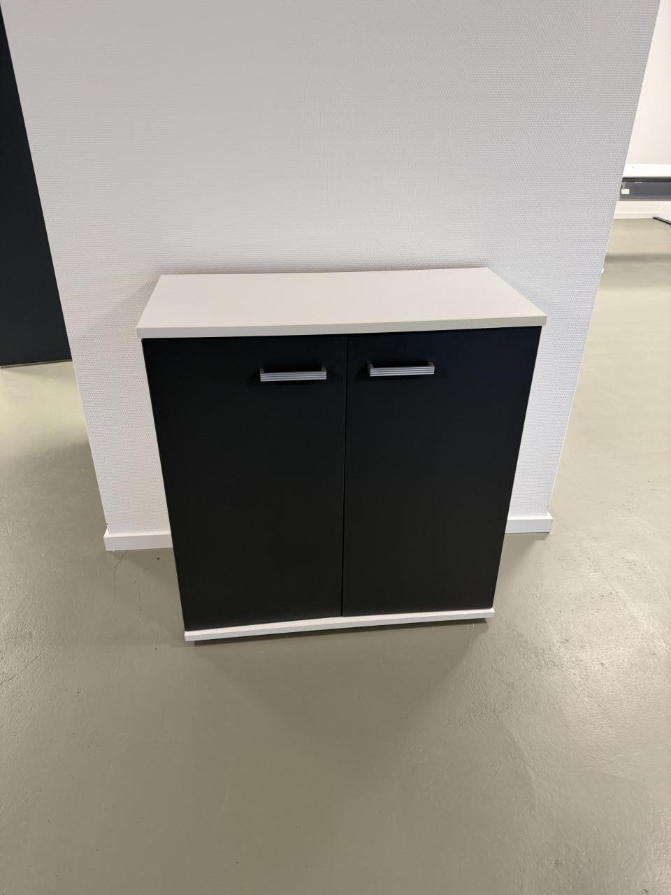 Kastje grijs met zwarte deurtje gratis af te halen