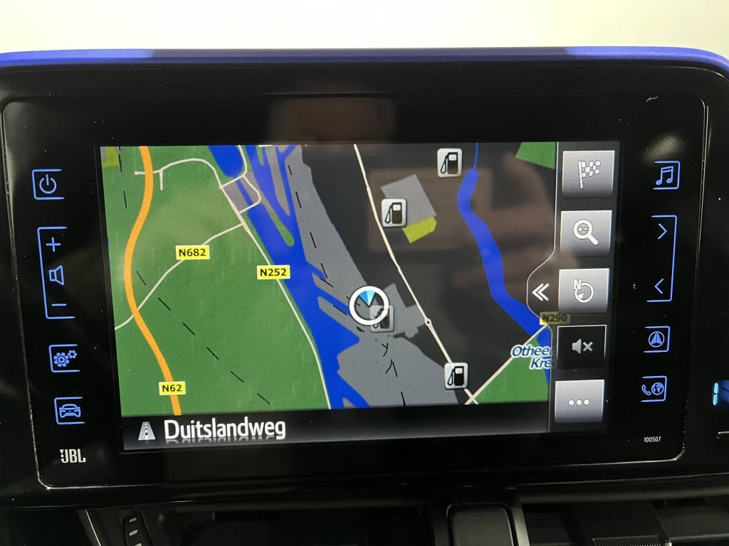 Toyota C-hr 1.8 hybrid bi-tone plus | leer | camera | trekhaak |