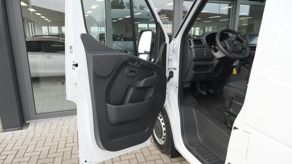 Renault Master t35 2.3 dci 135 l2h2 comfort | direct leverbaar | navigatie 
