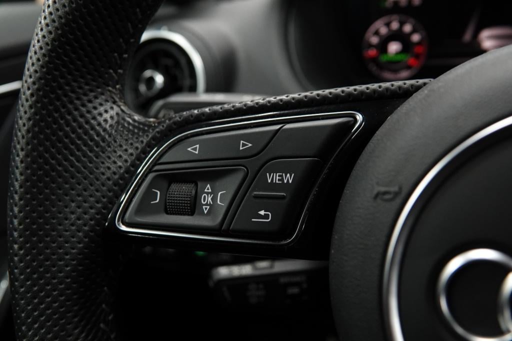 Audi Q2 1.5 tfsi | acc | pdc | carplay | s-line |