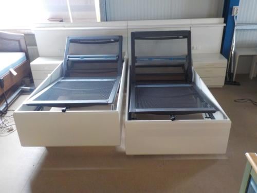 2 ledikanten 90 x 200 met Auping verstelbare spiralen + 2 nachtkastjes