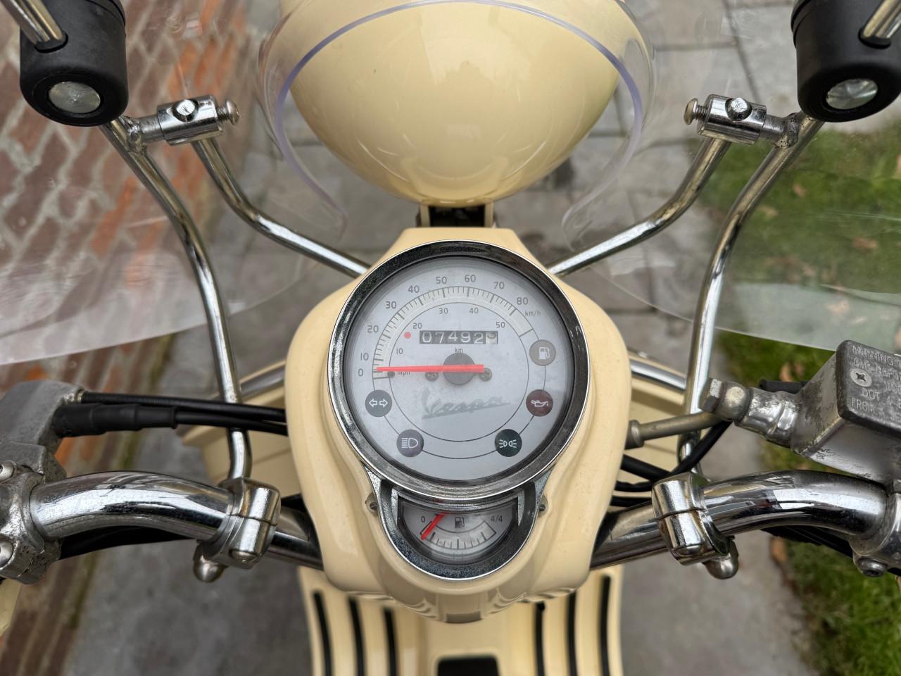 Hele mooie Vespa Piaggio c38, bruin lederen zadel uit 2010