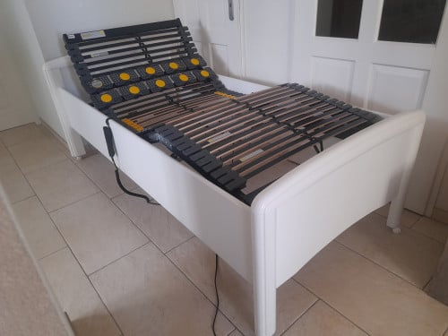 Elektrisch verstelbaar 1 persoons bed 90 X 200 (in goede nette staat )