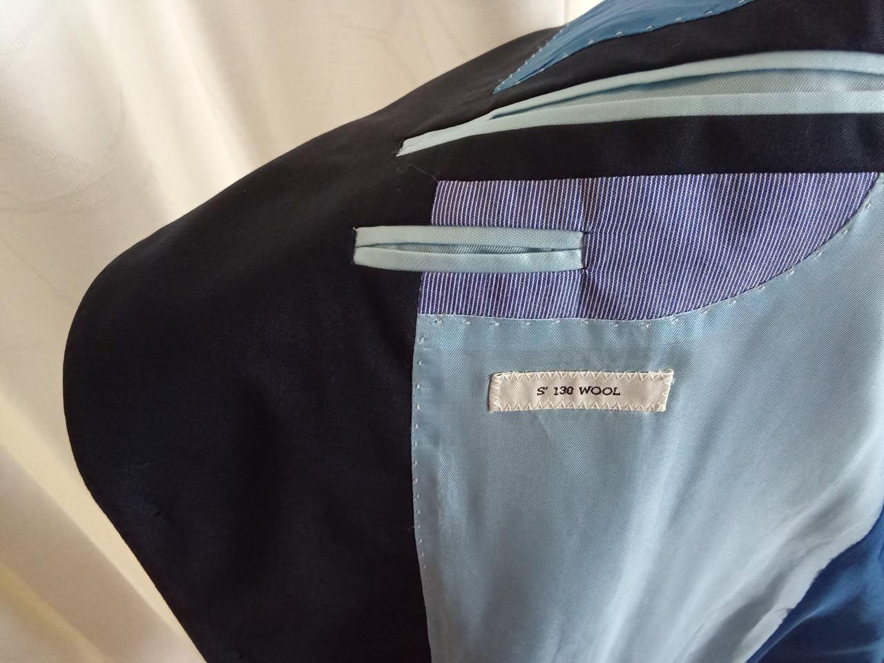 Prachtig blauw kostuum merk Van Gils Tijdloos en stijlvol