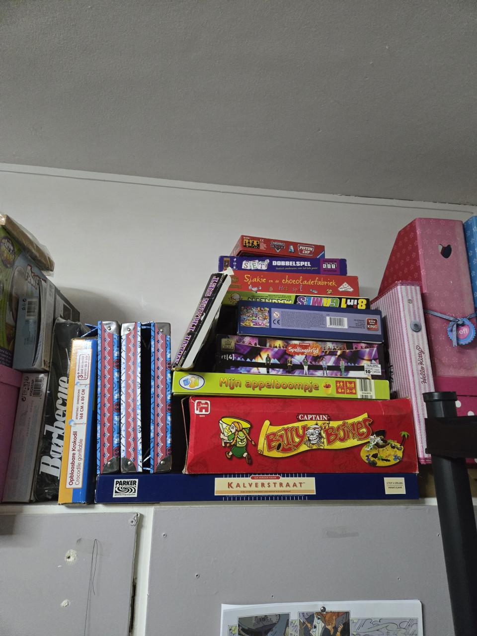 December-Uitverkoop. 50 % korting op boeken, speelgoed en kleding.