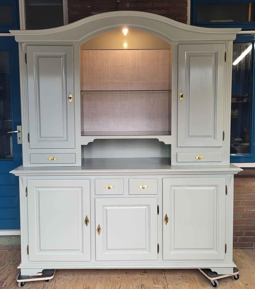 Prachtige buffetkast in de kleur saliegroen