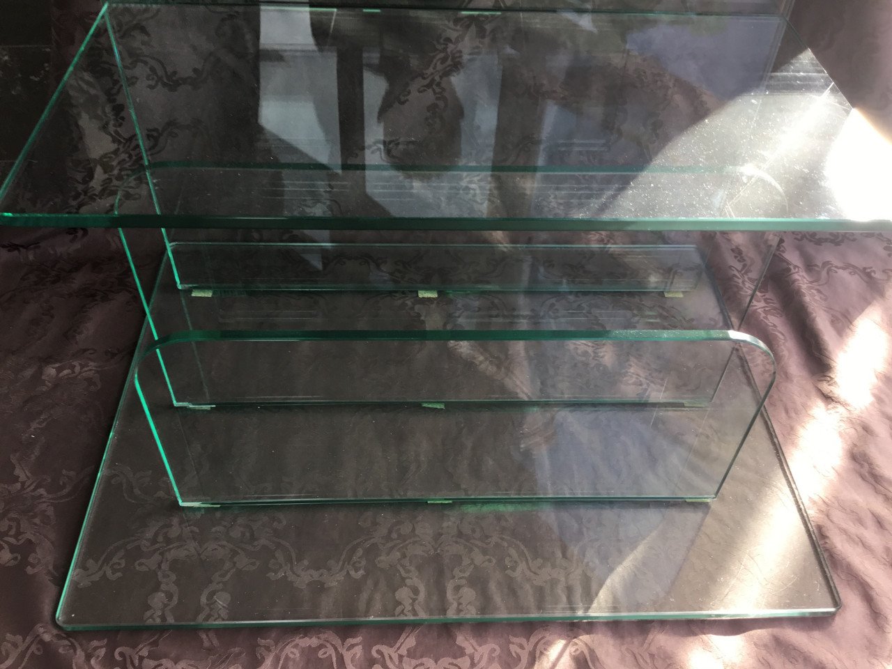 2 glazen bijzettafeltjes (1 met lektuurbak)