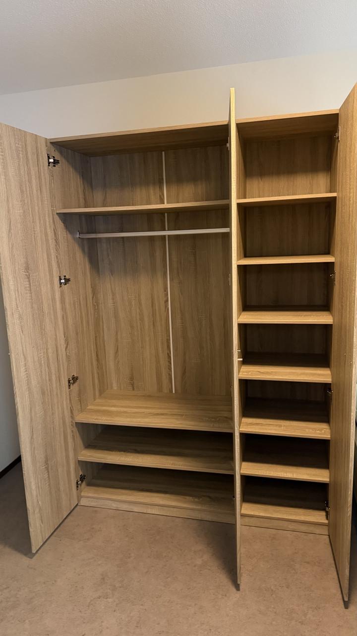 Slaapkamer: elektrisch seniorenbed (incl matras), kledingkast + nachtkastje